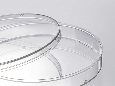 The notched design on the lid's inwall  ensures both sterility and air ventilation