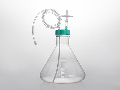 The bottle cap is connected by injection molding to reduce the risk of leakage and residue