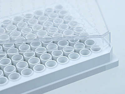 Unidirectional lid fits snugly with the plate body, features a condensation ring for ventilation, and prevents contamination or loss of culture medium