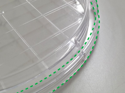 The raised bottom design, which shapes the agar medium, facilitates convenient surface sampling